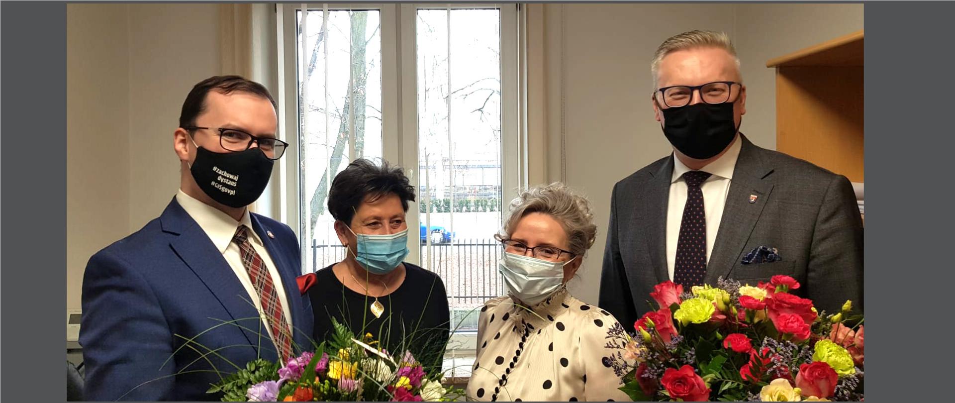 Gratulacje dla nowego Powiatowego Inspektora Sanitarnego w Wołominie i podziękowania dla odchodzącej na emeryturę Pani Inspektor od Mazowieckiego Państwowego Wojewódzkiego Inspektora Sanitarnego i Starosty Wołomińskiego z przekazaniem okolicznościowych kolorowych bukietów kwiatów