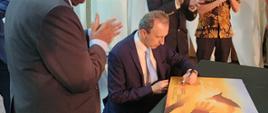 Ceremonia podpisania obrazu autorstwa Dato’ Chen Teck Minga