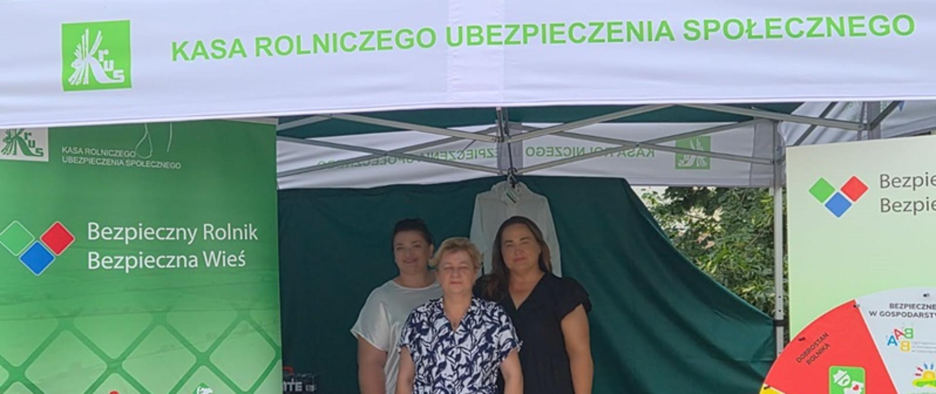 Trzy kobiety na stoisku KRUS