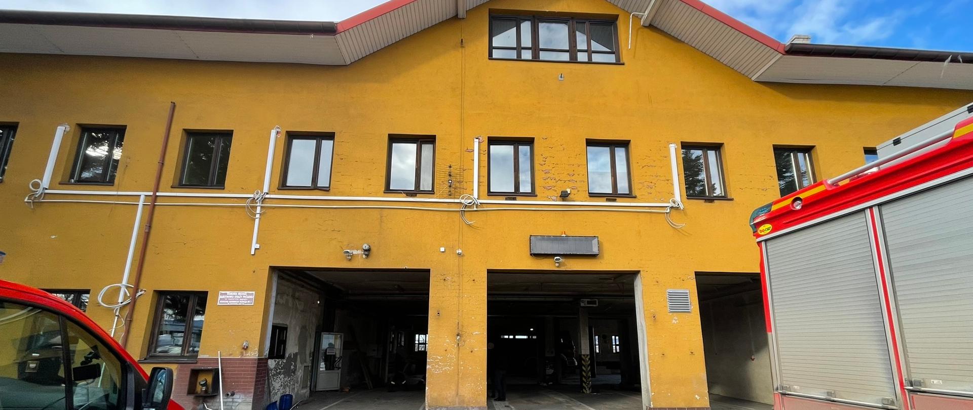 Widok budynku JRG nr 2 Nowy Sącz bez bram wjazdowych