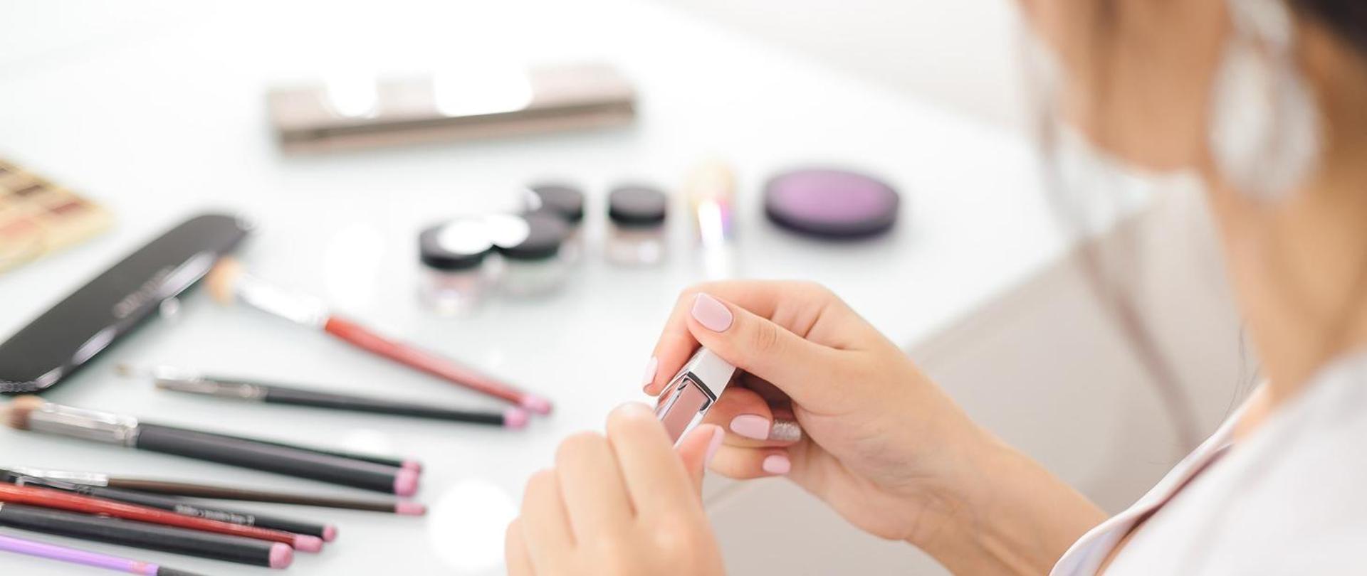 ręce odkręcające opakowanie z kosmetykiem