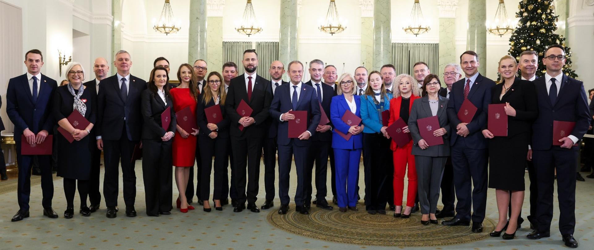 Zaprzysiężeni ministrowie rządu Donalda Tuska, pośrodku premier Tusk, siódmy od prawej w tylnym rzędzie minister sportu i turystyki Sławomir Nitras