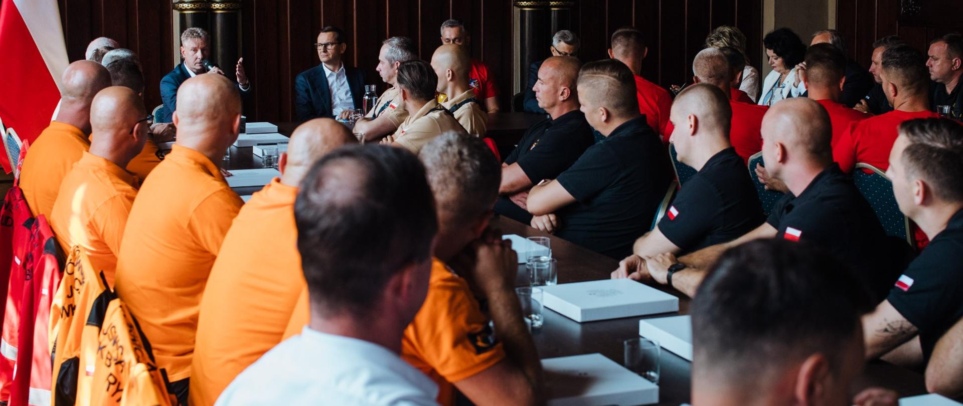 Premier Mateusz Morawiecki z ratownikami z Jastrzębskiej Spółki Węglowej.