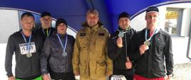 Na zdjęciu Komendant Miejski PSP w Bytomiu mł. bryg. Tomasz Rutkowski oraz drużyna reprezentująca KM PSP w Bytomiu na VII Wojewódzkich Mistrzostwach Policji w Biegu Przełajowym im. st. sierż. Marka Sienickiego. 