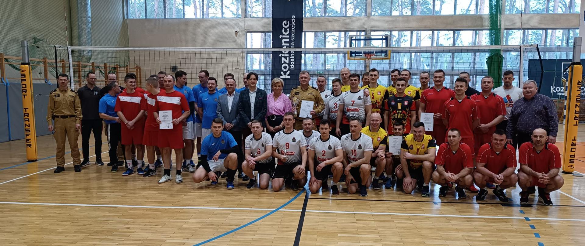 zawodnicy Eliminacji strefowych XXII Mistrzostw Województwa Mazowieckiego Strażaków w Piłce Siatkowej na boisku w hali sportowej