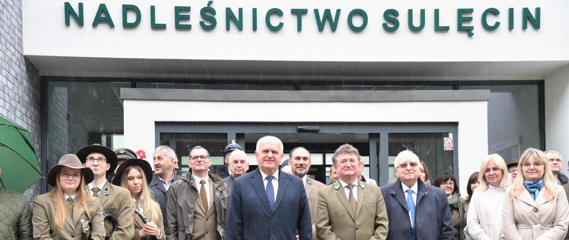 Wspólne zdjęcie przed budynkiem Nadleśnictwa 