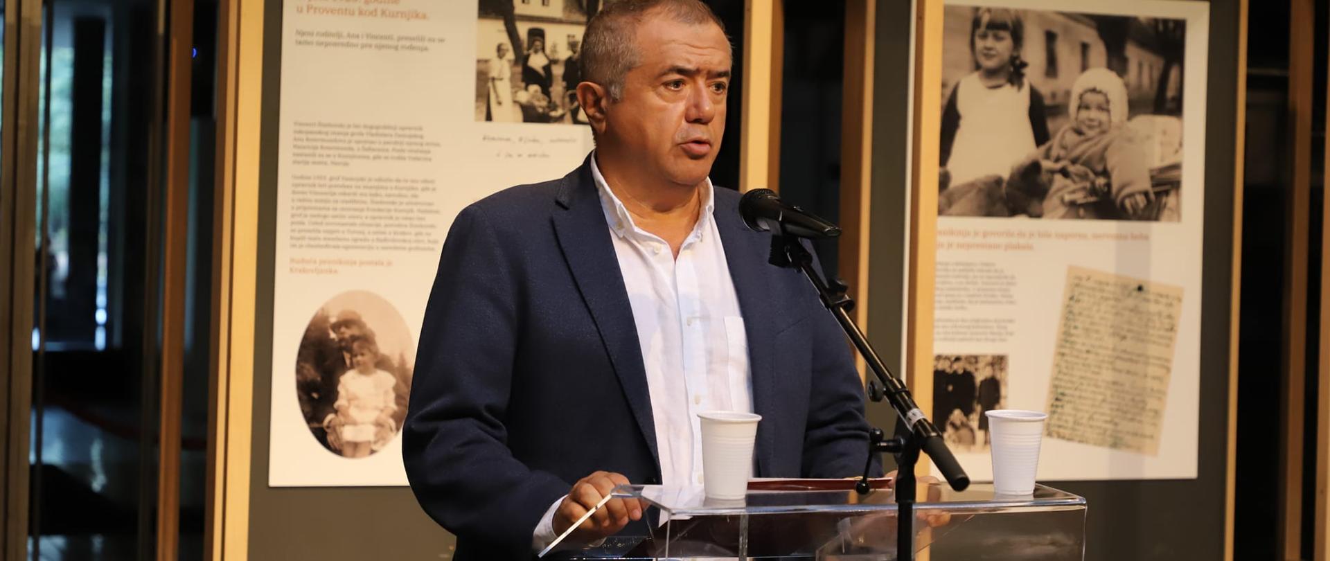 U Narodnoj biblioteci u srpskoj prestonici održano je svečano otvaranje izložbe „Sto godina! Vislava Šimborska” koju je pripremila fondacija koja nosi ime poljske nobelovke u saradnji sa Ambasadom Republike Poljske u Beogradu.