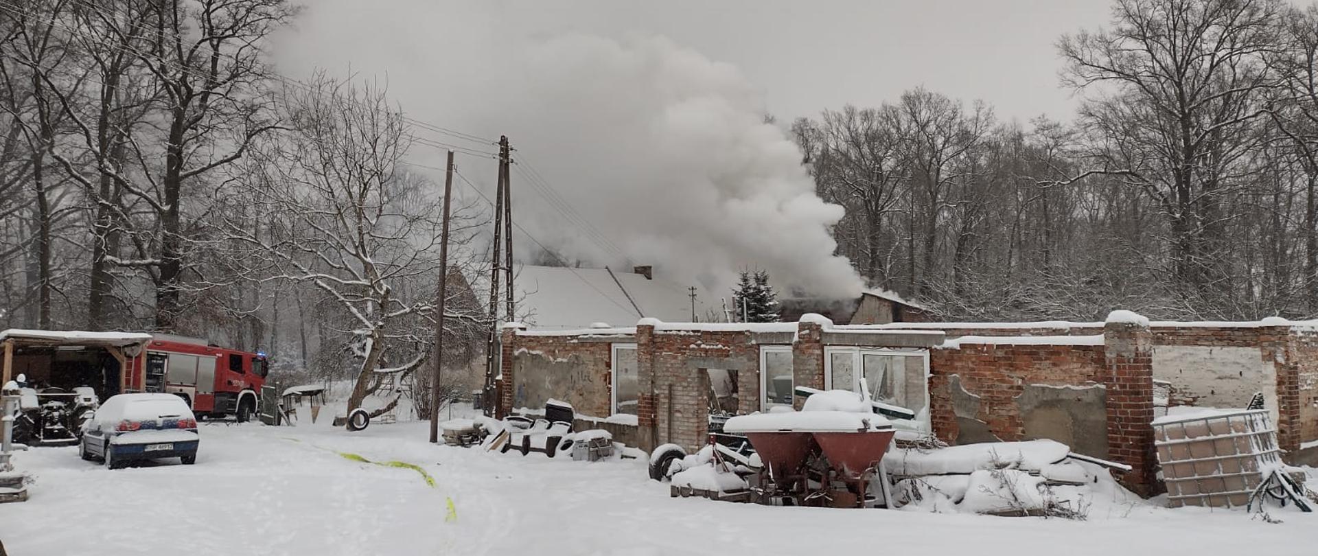 pożar budynku gospodarczego w m. Przydroże, oraz działania gaśnicze zastępów straży pożarnej. 