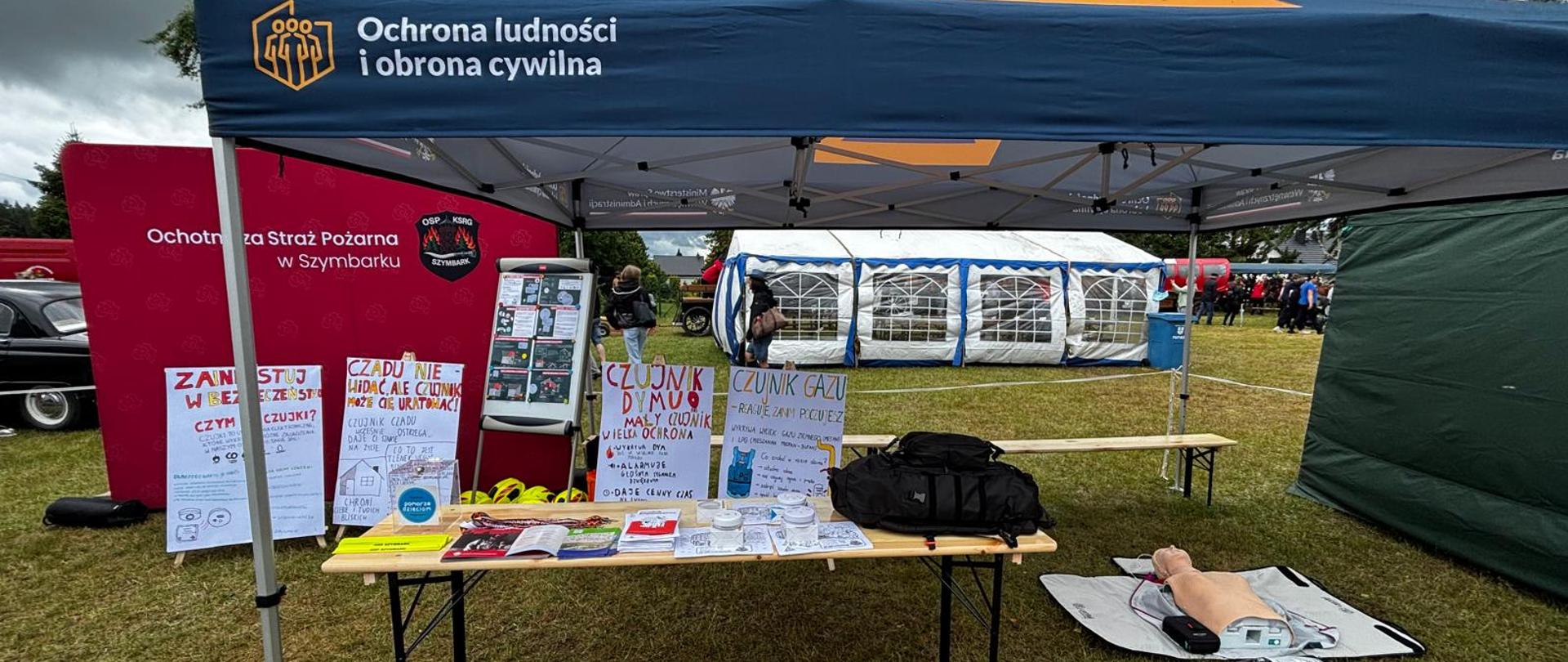 Zdjęcie przedstawia namiot OLiOC wraz z wyposażeniem. Przygotowany został na piknik edukacyjny.