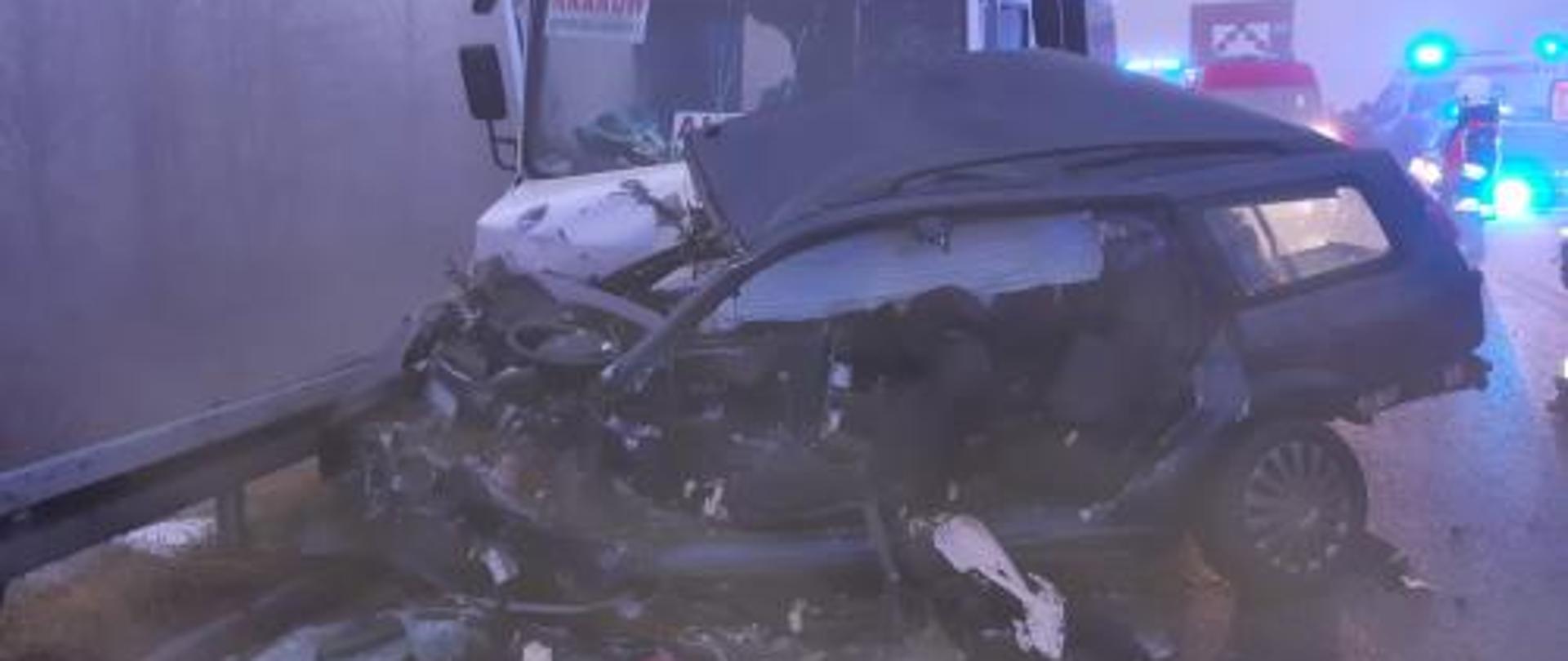 Na zdjęciu samochód osobowy po zderzeniu z busem. Widoczne ogromne zniszczenia samochodu osobowego.