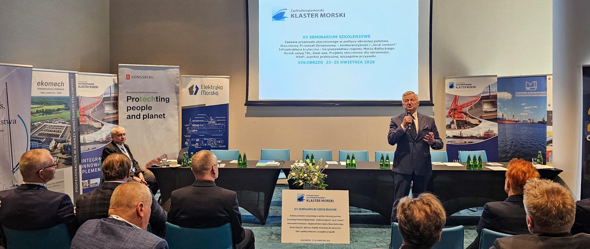 24 kwietnia w Kołobrzegu sekretarz stanu w Ministerstwie Obrony Narodowej Stanisław Wziątek otworzył XV Seminarium Zachodniopomorskiego Klastra Morskiego, poświęcone roli przemysłu morskiego i stoczniowego w systemie bezpieczeństwa państwa. W swoim wystąpieniu wiceminister podkreślił znaczenie rozwoju krajowych zdolności przemysłowych oraz udziału polskich firm w programach modernizacyjnych Marynarki Wojennej RP.
