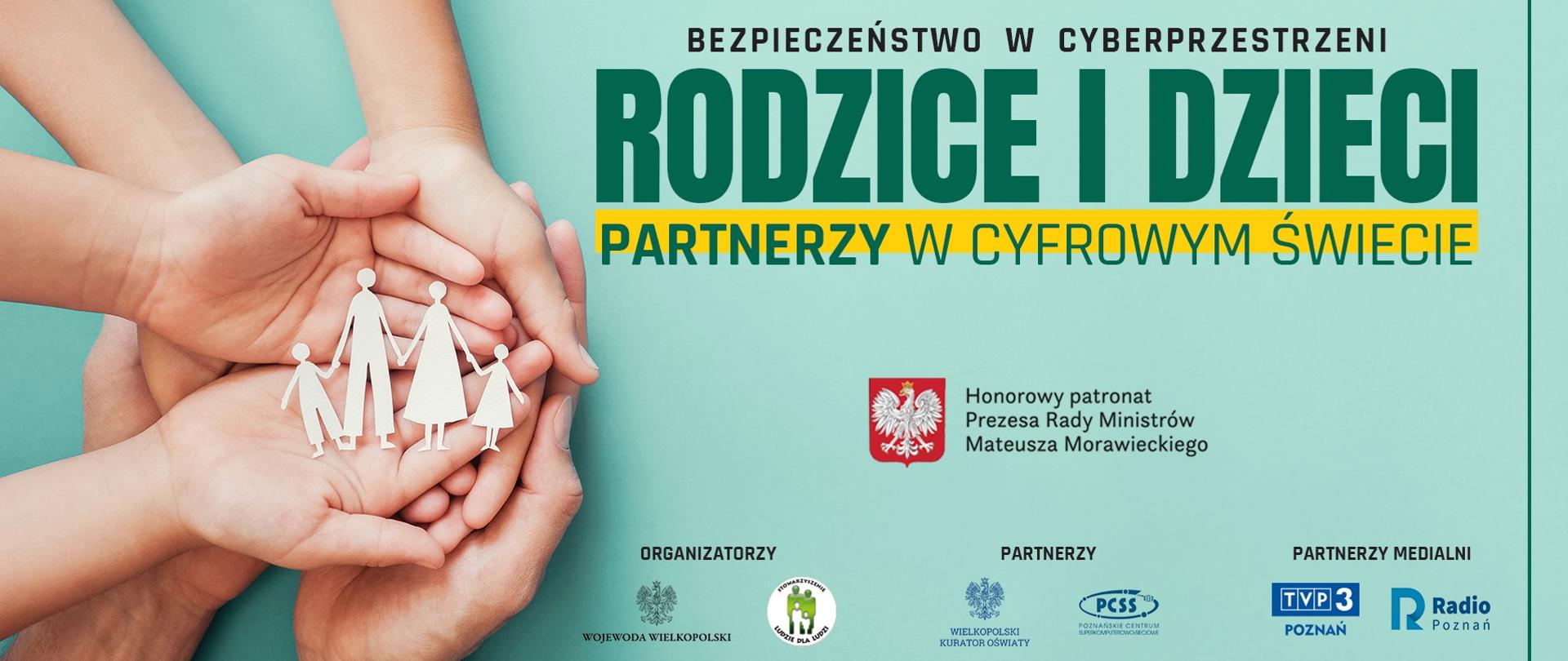 Kilka splecionych dłoni, na których widnieją postacie rodziny czteroosobowej. Hasło napisane obok dużymi litrami brzmiące: Bezpieczeństwo w cyberprzestrzeni Rodzice i dzieci , partnerzy w cyfrowym świecie. Poniżej napisu godło polskie oraz inne loga partnerów konferencji