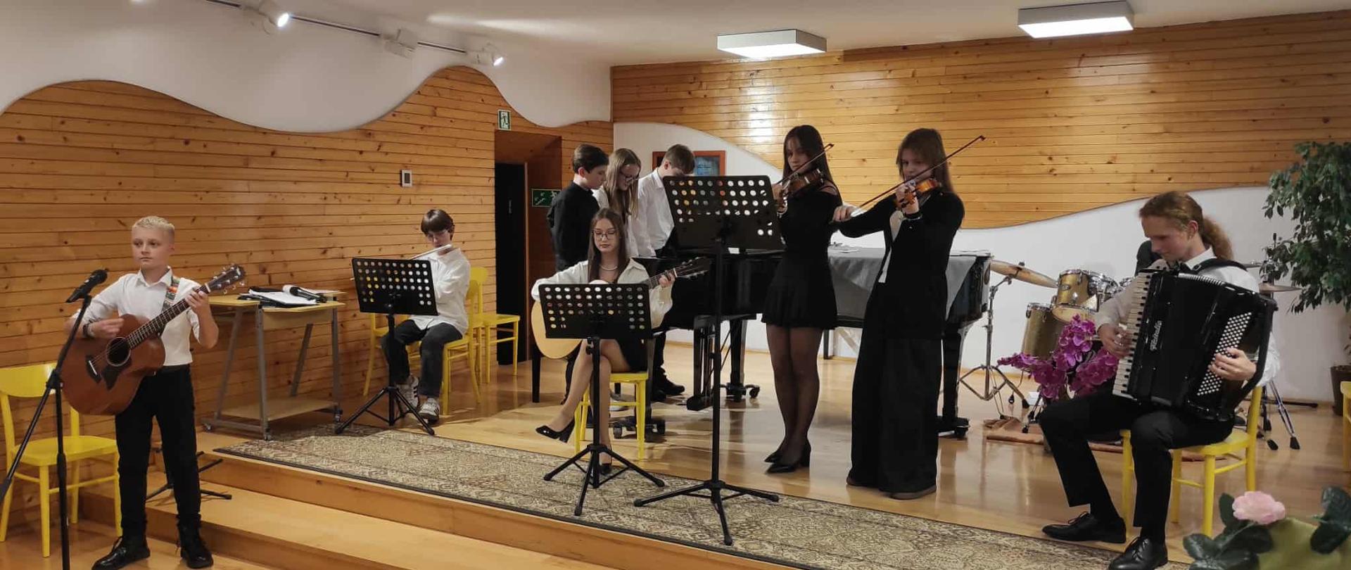 na scenie uczniowie podczas wystepu