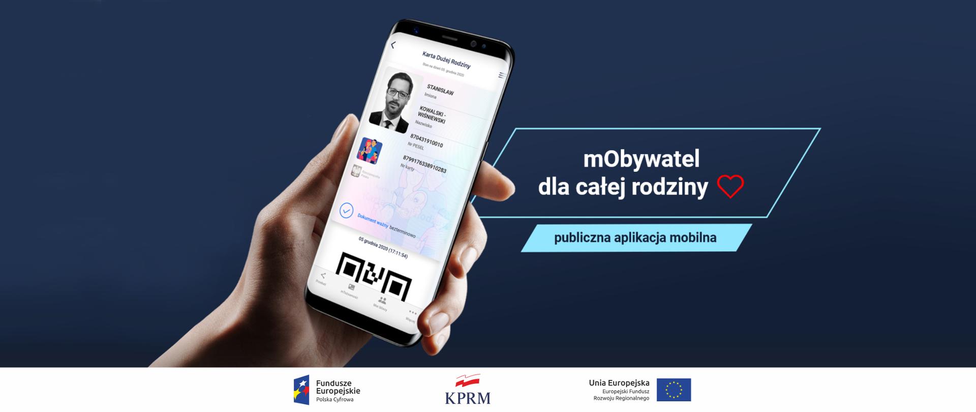 Zdjęcie na granatowym tle - z lewej strony dłoń trzymająca smartfona, na ekranie którego wyświetla się Karta Dużej Rodziny w aplikacji mObywatel. Z lewej strony teksty w ramkach: mObywatel dla całej rodziny, publiczna aplikacja mobilna.