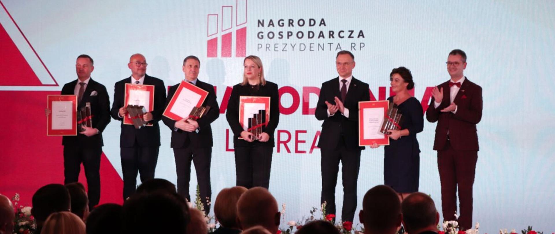 Prezydent RP Andrzej Duda z laureatami podczas gali XXI edycji Nagrody Gospodarczej Prezydenta RP