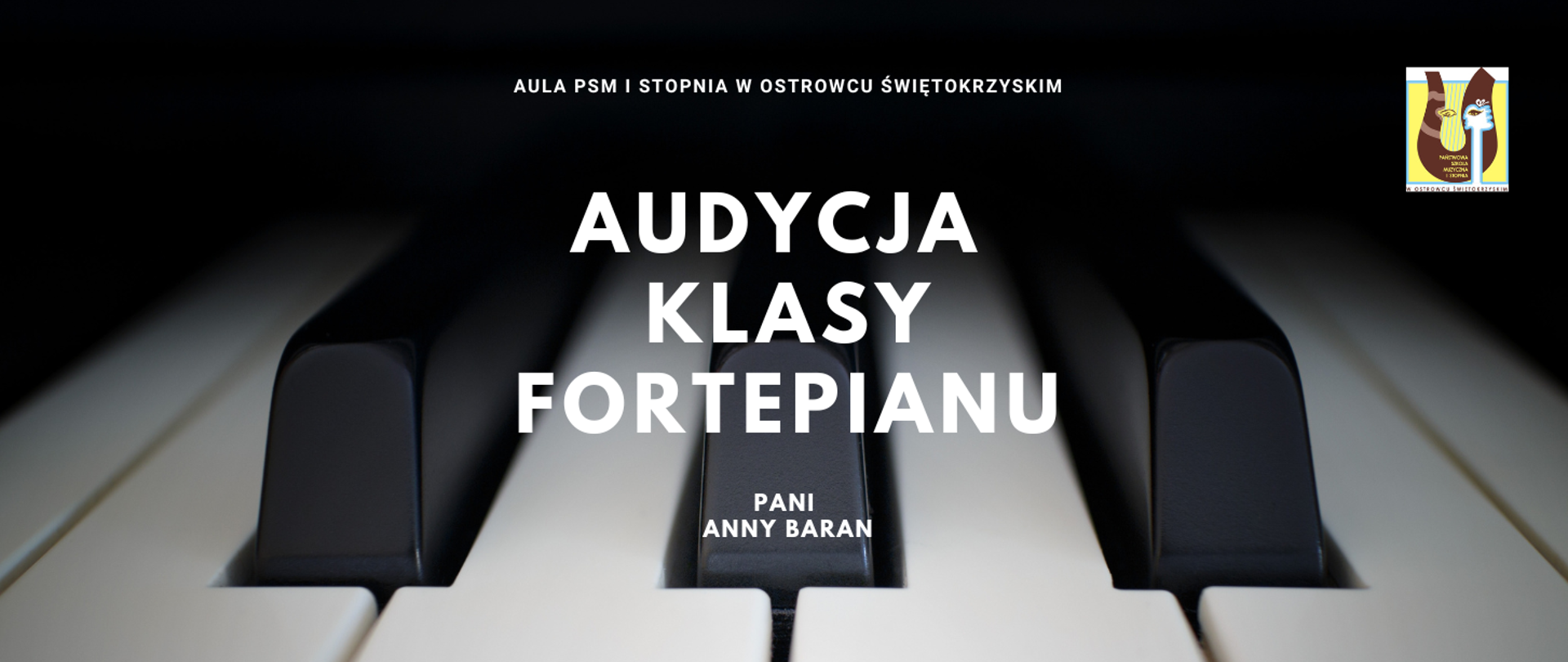 zdjęcie przedstawia fragment klawiatury fortepianowej z napisami w kolorze białym, z logo szkoły w prawym górnym roku