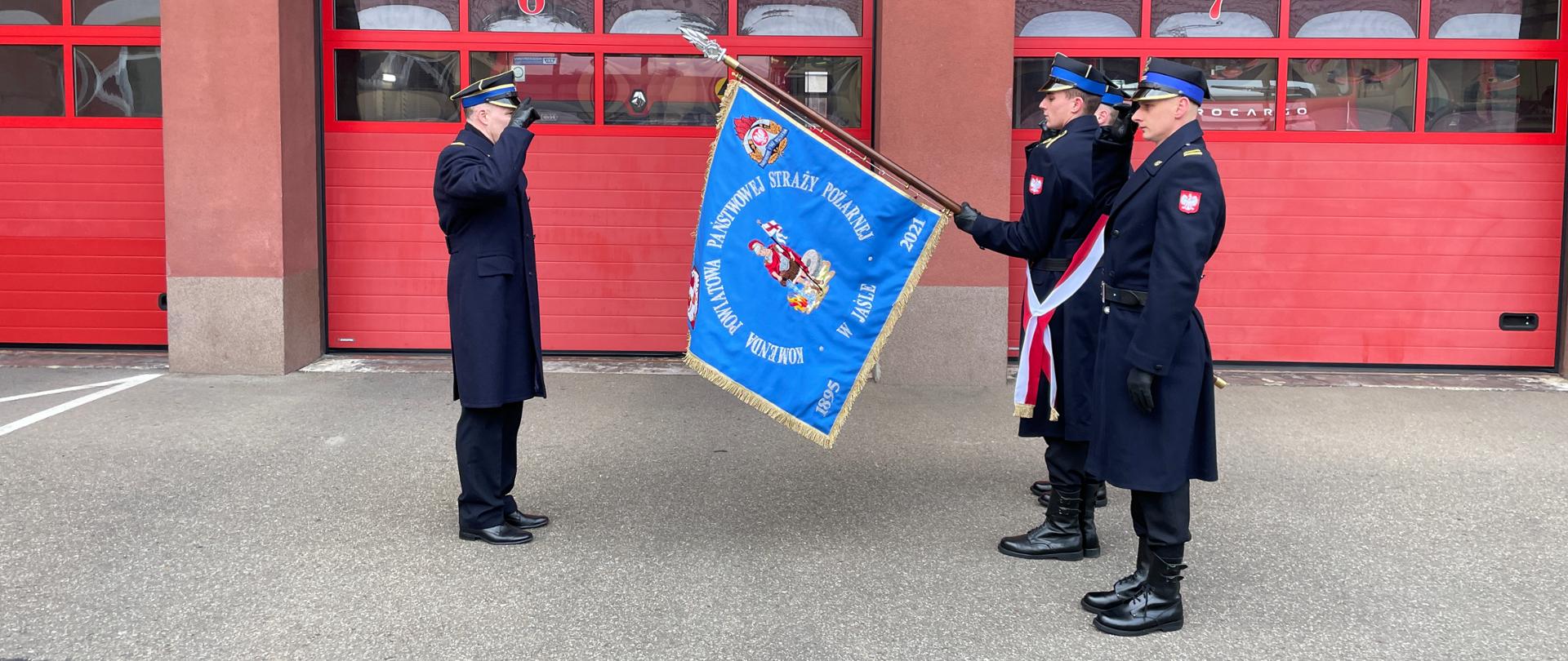 Na zdjęciu poczet sztandarowy oraz zdający obowiązki zastępcy komendanta młodszy brygadier Jarosław Lula