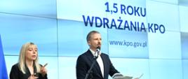 Wiceminister Mikołaj Dorożała podczas konferencji prasowej w Ministerstwie Funduszy i Polityki Regionalnej