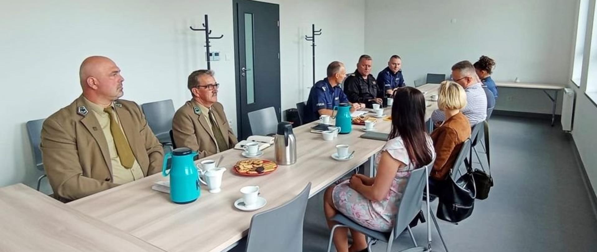 Na zdjęciu widać przedstawicieli służb z powiatu pilskiego.