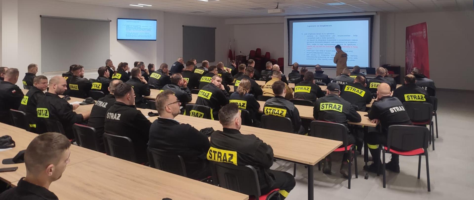 Na zdjęciu widnieją strażacy w trakcie szkolenia z zakresu współpracy z Lotniczym Pogotowiem Ratunkowym. 