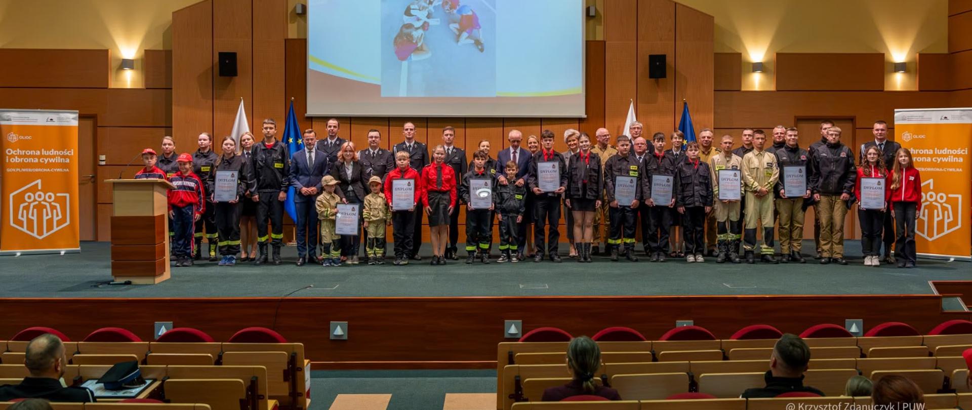 Wręczenie nagród i dyplomów Dziecięcym i Młodzieżowym Drużynom Pożarniczym OSP w ramach ogólnopolskiego konkursu „Budujemy SYSTEM ODPORNOŚCI SPOŁECZNEJ w lokalnych społecznościach”