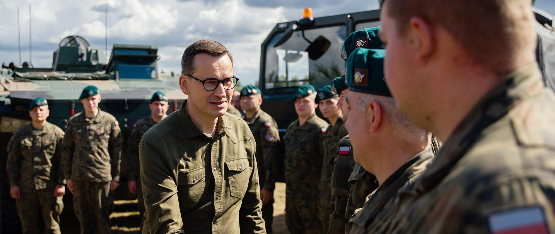 Premier Mateusz Morawiecki podczas spotkania z mieszkańcami Sutna i żołnierzami.