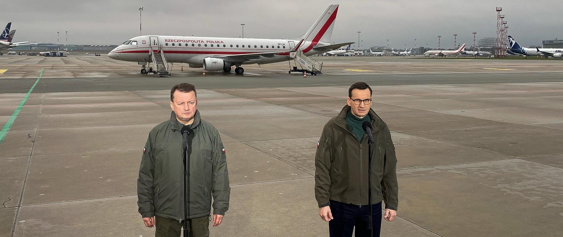 Konferencja prasowa premiera i wicepremiera na lotnisku wojskowym w Warszawie 