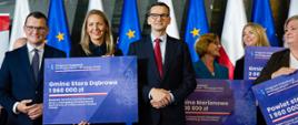 Premier wręcza promesy samorządowcom z województwa zachodniopomorskiego.