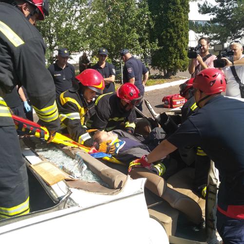 Pokazanie jak ratować życie podczas ćwiczeń strażackich 