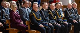 Na zdjęciu widoczni siedzący w ławkach w kościele podczas mszy świętej z okazji powiatowych obchodów dnia strażaka zaproszeni goście strażacy Państwowej Straży Pożarnej Ochotniczych Straży Pożarnych, parlamentarzyści, samorządowcy. W tel widoczne poczty sztandarowe.
