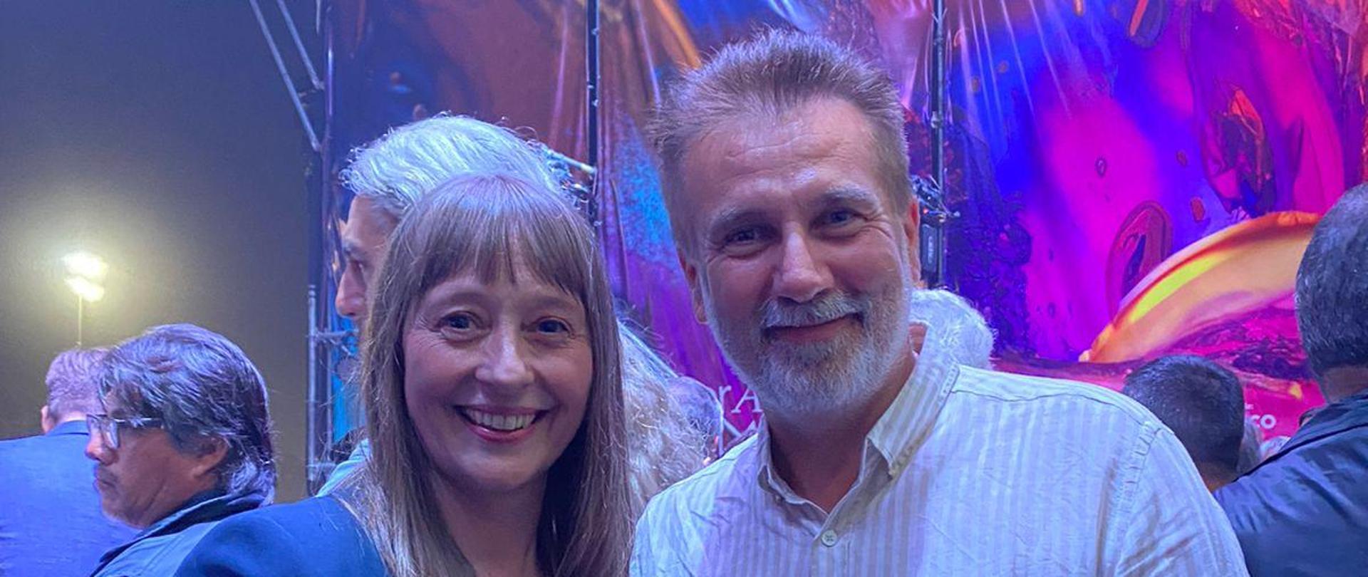 Este año, el jurado de tres personas incluyó al prof. Piotr Twardowski de la Academia de Bellas Artes de Cracovia. Sus esculturas fueron premiadas dos veces en las ediciones anteriores de la Bienal, en 2004 y 2018. Este año, como jurado, recibió un diploma de reconocimiento por parte de los organizadores del concurso, entregado por Aleksandra Piątkowska, la Embajadora de la República de Polonia en Argentina (los dos en la foto).