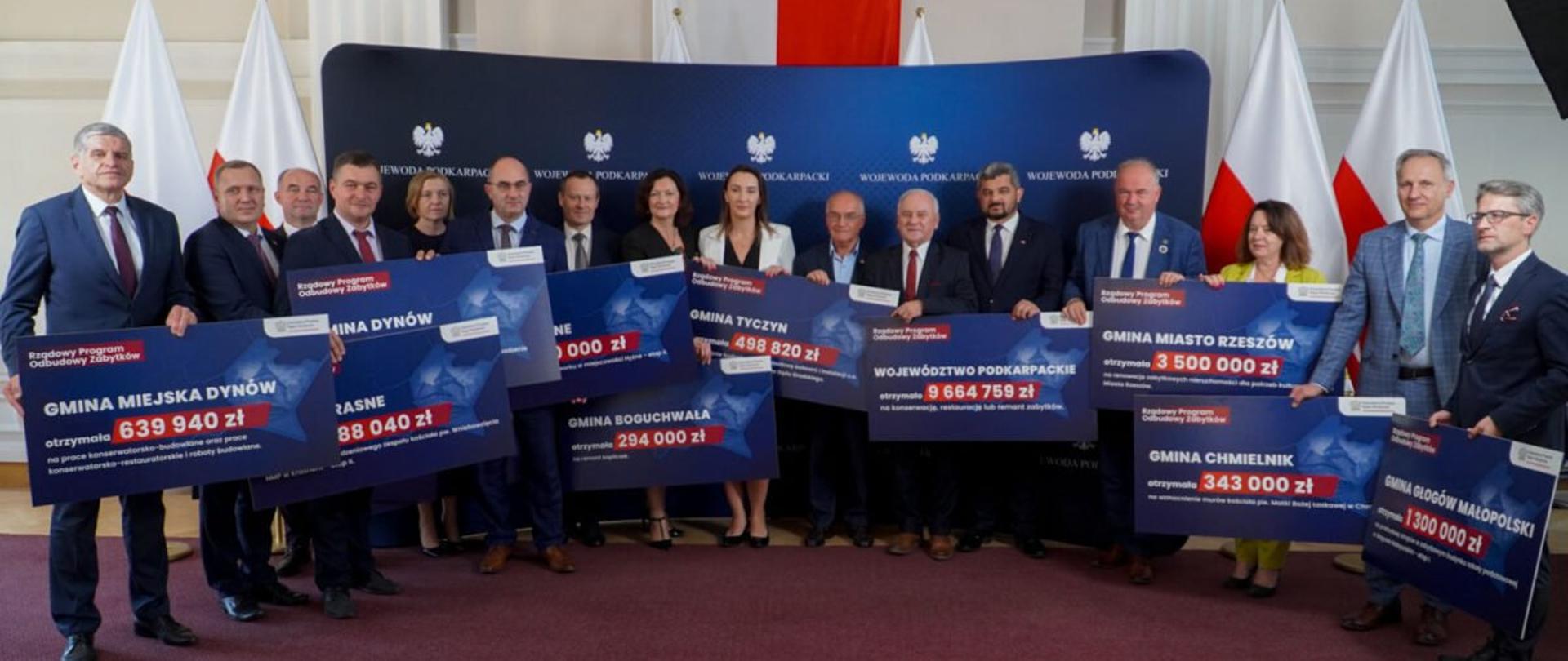 Samorządowcy trzymający promesy na zadania związane z zabytkami