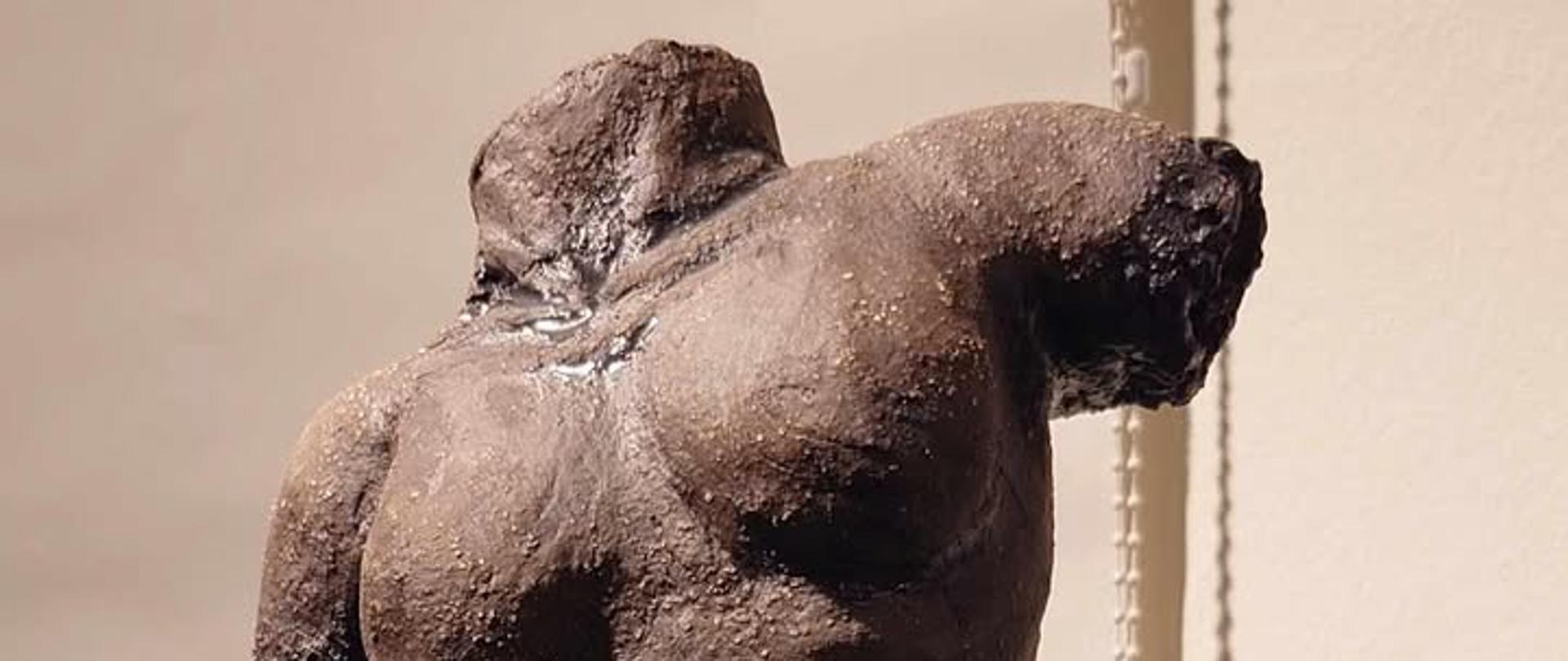 Fragment rzeźbionego kobiecego popiersia