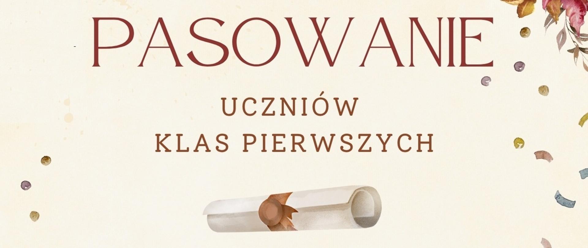 Baner z napisem „Pasowanie uczniów klas pierwszych”. W tle jasny, beżowy kolor ozdobiony delikatnymi plamkami i konfetti w pastelowych barwach. Pod napisem widoczny jest zwinięty pergamin przewiązany wstążką.