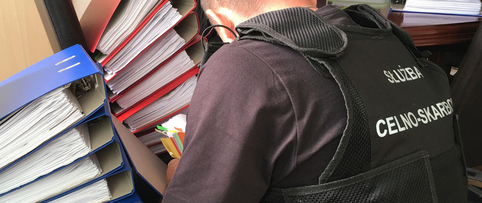Funkcjonariusz Służby Celno-Skarbowej podczas przeglądania dokumentów.