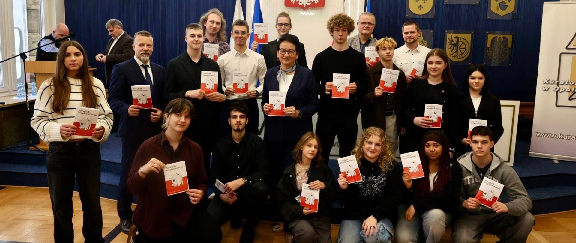 Aby dodatkowo zaangażować młodzież, ogłoszono konkurs na krótki film, w którym uczniowie pokazują, jak postrzegają bezpieczeństwo i gotowość na zagrożenia. Do konkursu wpłynęło 14 zgłoszeń, a dziś nagrodziliśmy trzy najlepsze! Dziękujemy młodym twórcom za kreatywność i odpowiedzialne podejście do tematu bezpieczeństwa 