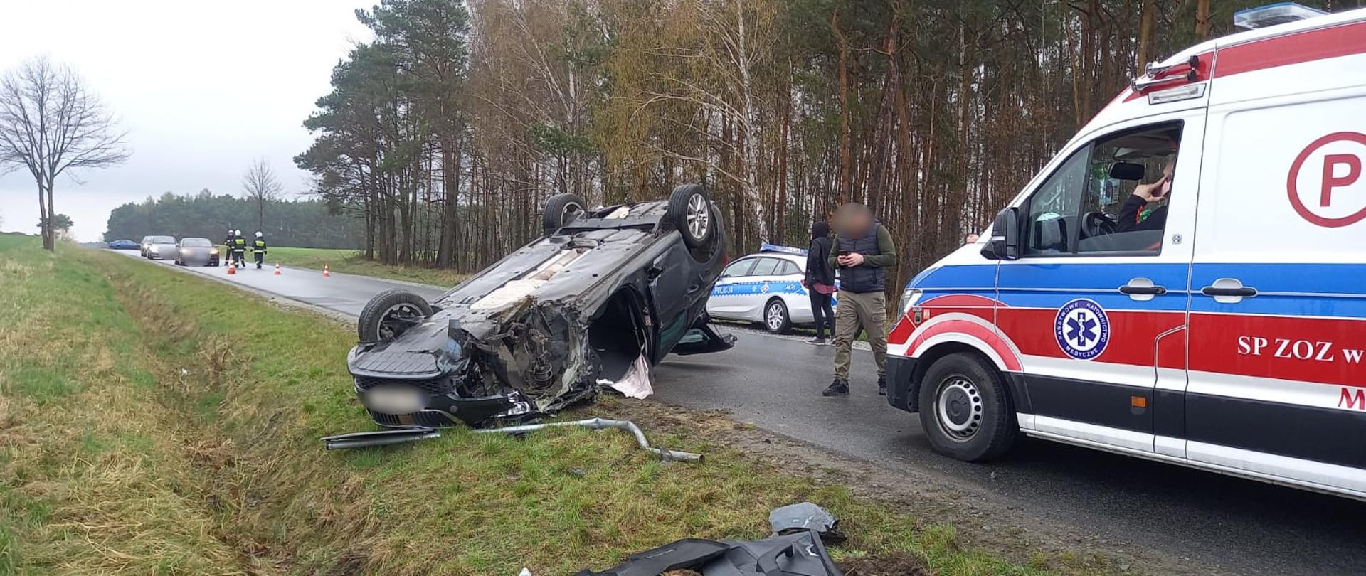 widoczne miejsce zdarzenia oraz służby działające na miejscu.