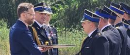 Widoczny na zdjęciu Wojewoda Zachodniopomorski podczas wręczania awansów i odznaczeń