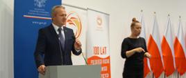 
Grupa ludzi w sali konferencyjnej
