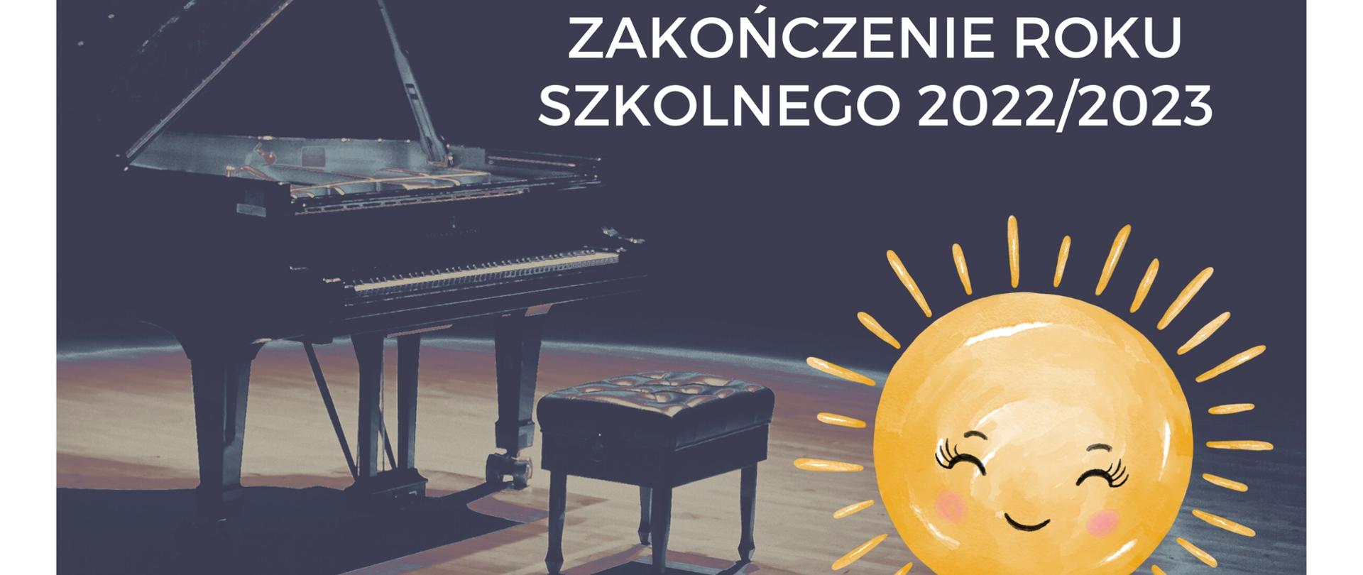 Plakat, na którym znajduje się fotografia otwartego fortepianu stojącego na pustej scenie, w górnej części na czarnym tle napis "Dyrekcja PSM nr 2 zaprasza na", nieco niżej "Zakończenie roku szkolnego 2022/2023" białymi literami, pośrodku grafika uśmiechniętego słońca, na dole informacja o godzinie i dacie, całość obramowana na biało