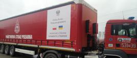 Samochód z naczepą PSP realizujący transport pomocy humanitarnej