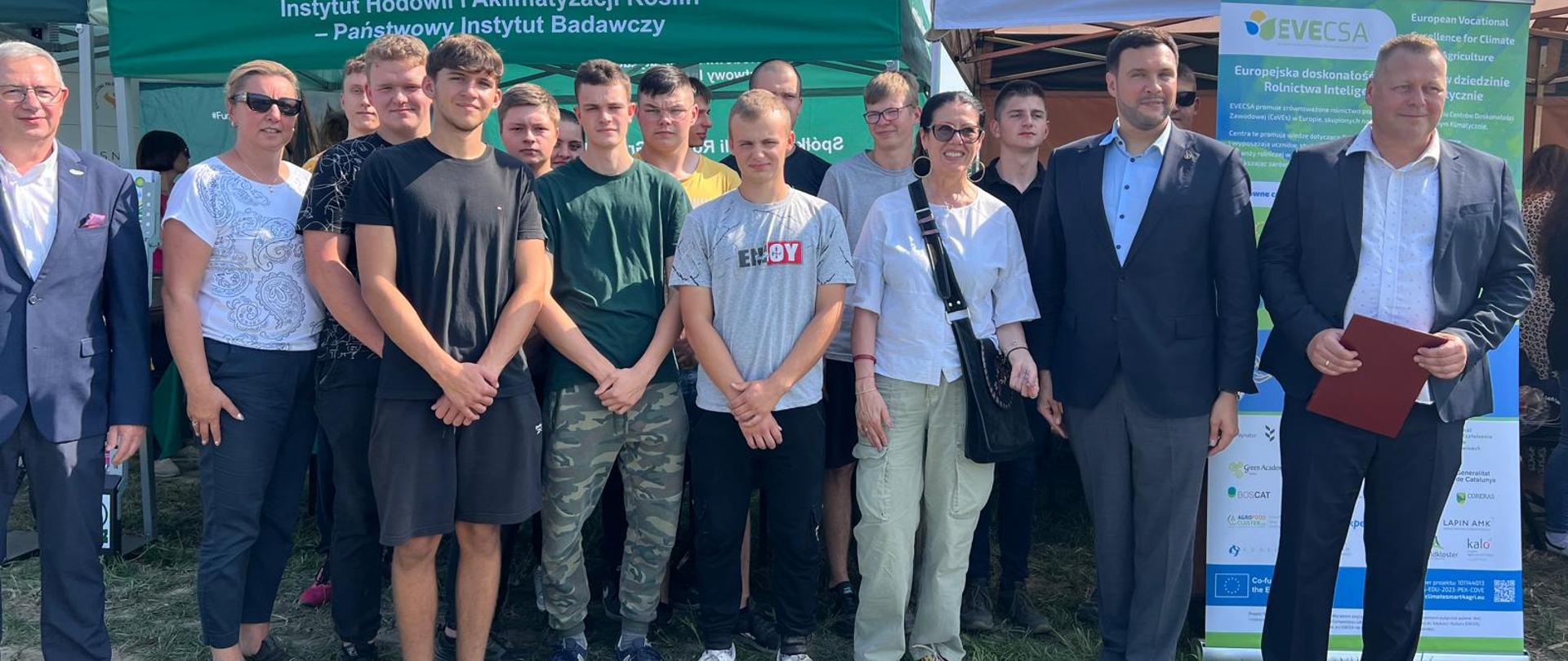 Pamiątkowe zdjęcie z Wiceministrem Adamem Nowakiem i Dyrektorem SDOO dr Przemysławem Majchrowskim