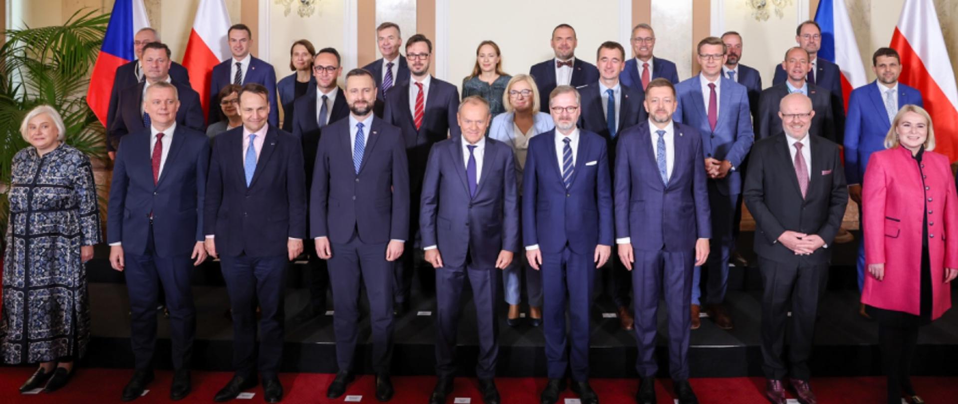 W Pradze odbyły się IX polsko-czeskie konsultacje międzyrządowe, którym przewodniczyli premierzy Donald Tusk oraz Peter Fiala. Oprócz premierów Polski i Czech, w konsultacjach wzięli udział także szefowie resortów obu rządów, w tym minister infrastruktury Dariusz Klimczak. 