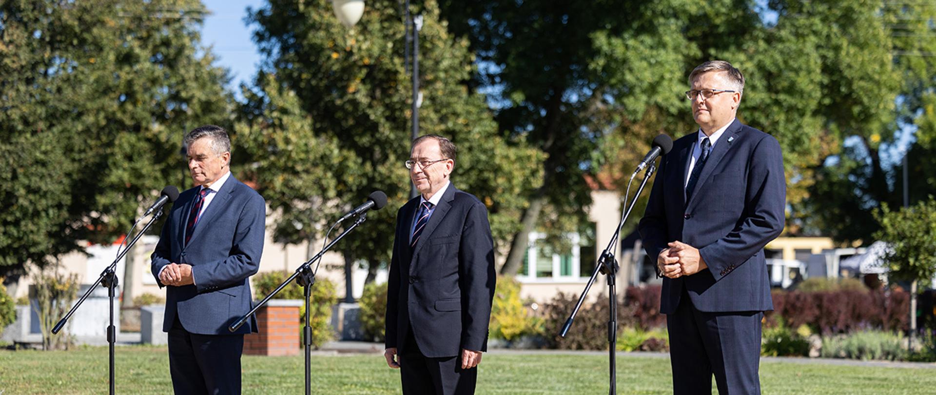 Minister Mariusz Kamiński podczas wspólnej konferencji z wojewodą lubelskim Lechem Sprawką i wójtem gminy Czemierniki Arkadiuszem Filipkiem.
