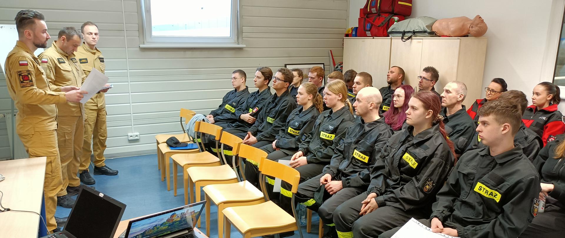 Prowadzący wraz z słuchaczami podczas rozpoczęcia szkolenia