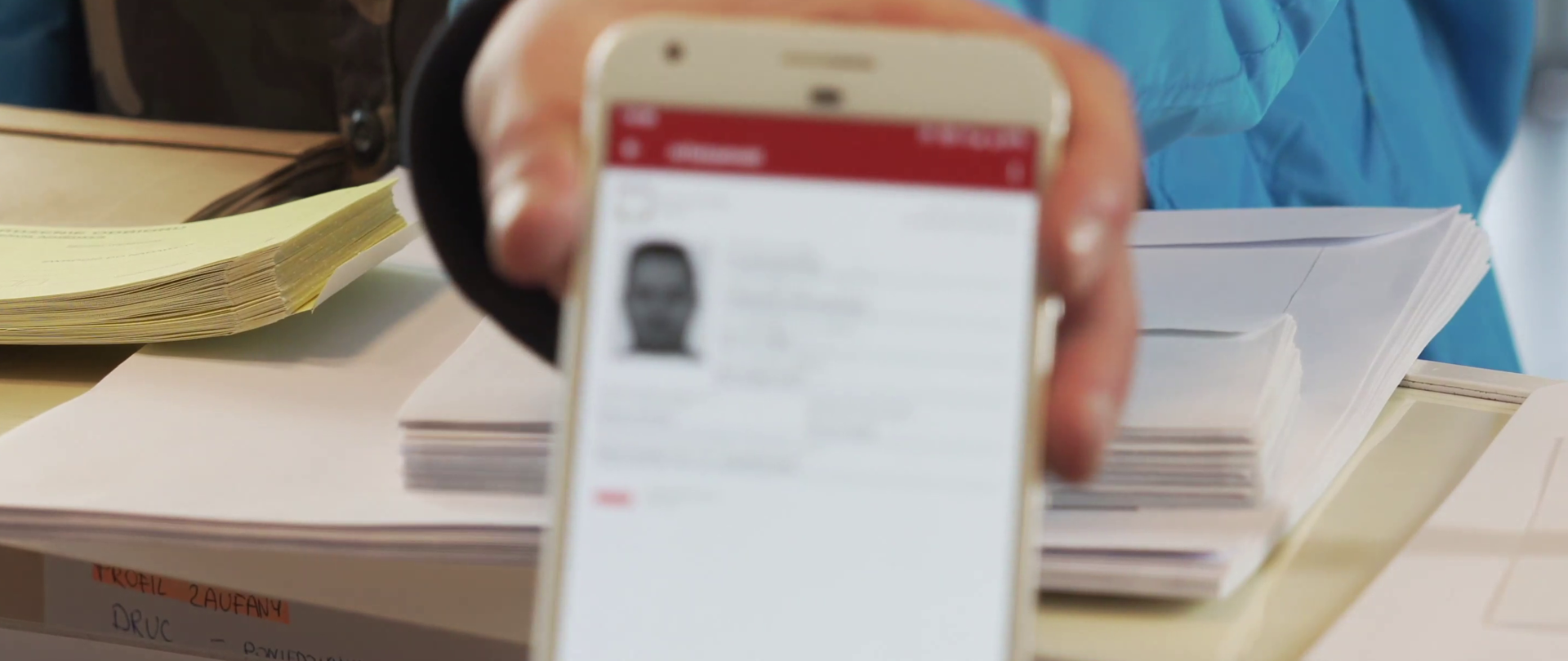 Telefon komórkowy z dokumentem mTożsamość