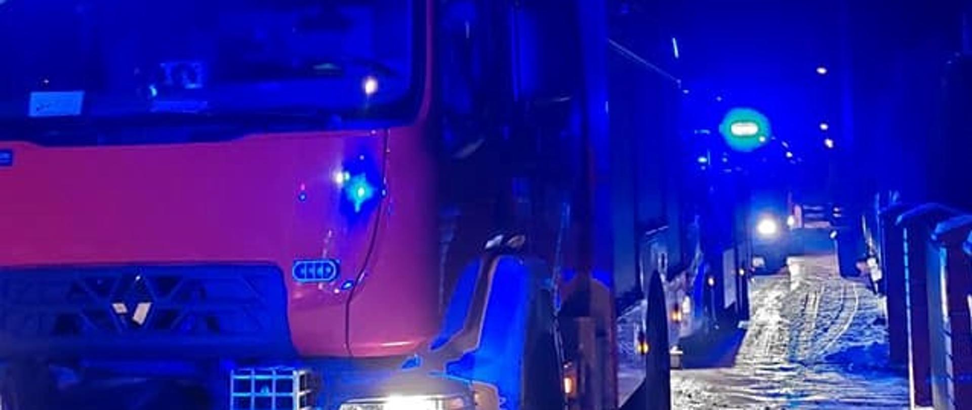 Samochody ratowniczo-gaśnicze biorące udział w działaniach gaśniczych przy pożarze domu w Bielsku Podlaskim.