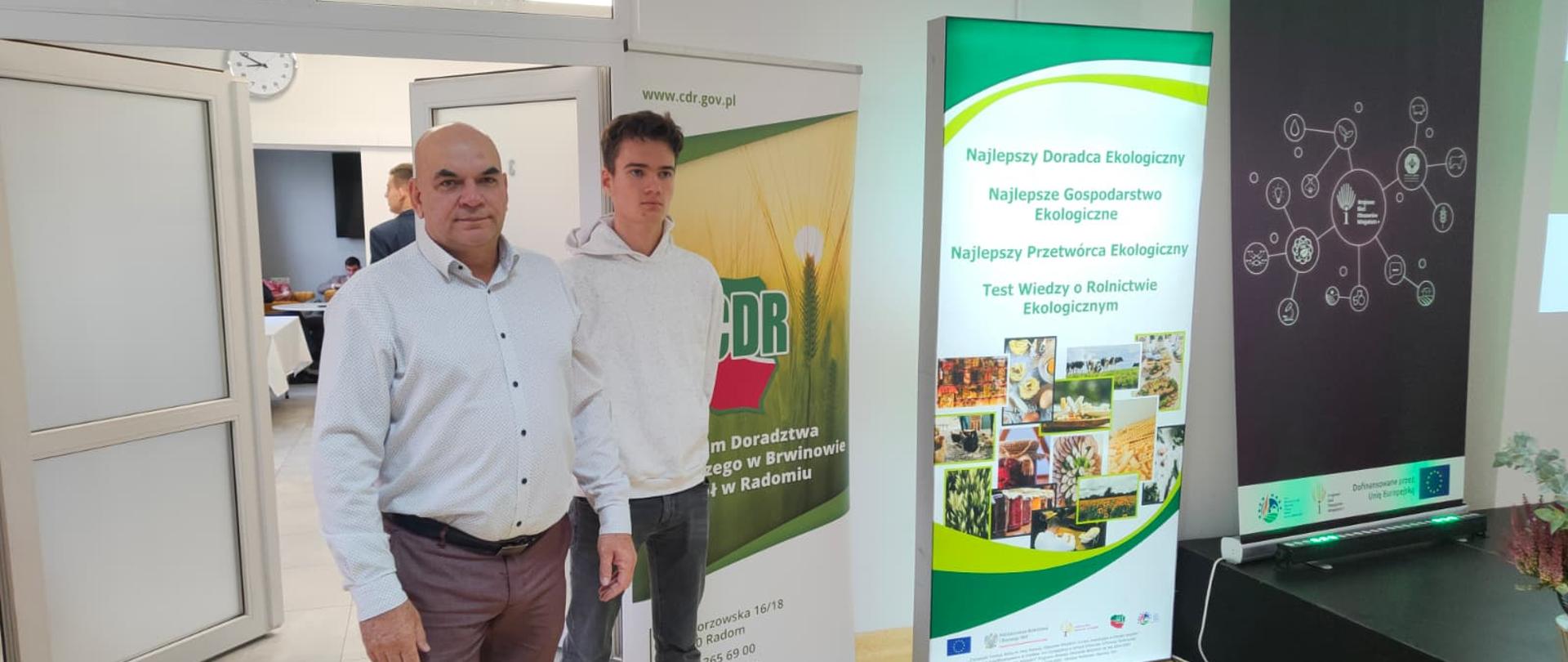 Uczeń ZSCKR wraz z nauczycielem przed rozpoczęciem Testu 