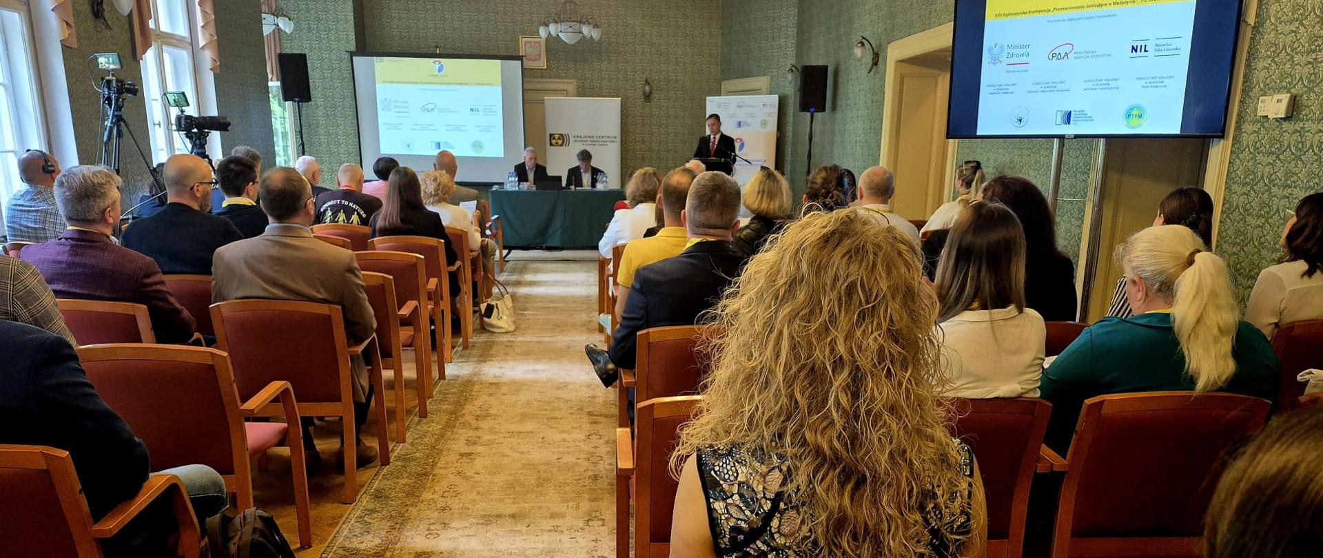 Konferencja PJOMED - uczestnicy siedzą na sali i słuchają wystąpienia Prezesa PAA Andrzeja Głowackiego
