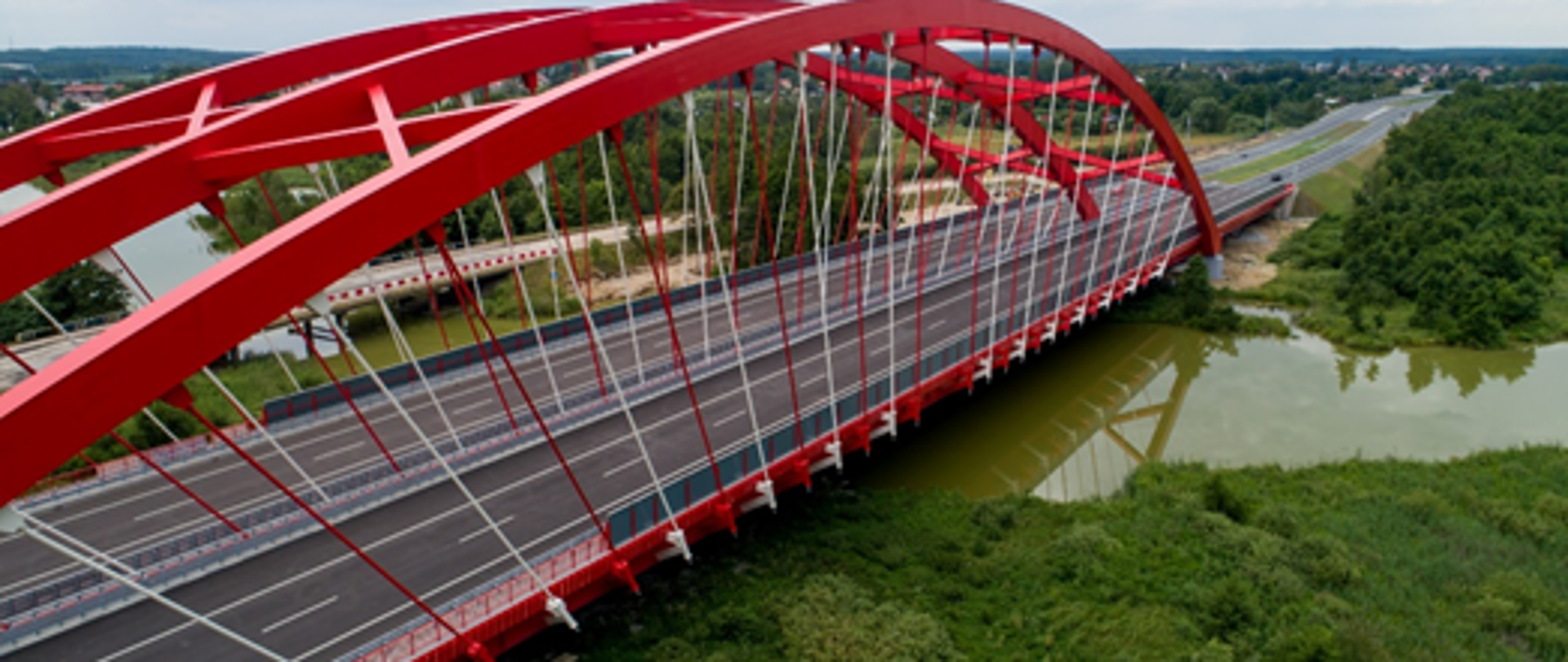 Na zdjęciu widoczny most drogowy nad rzeką.